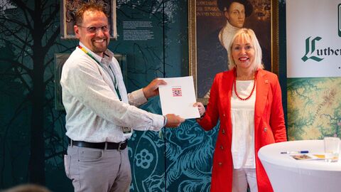 Digitalministerin Prof. Dr. Kristina Sinemus überreicht den Förderbescheid an den Vorsitzenden des Vereins Lutherweg in Hessen e.V., Holger Schäddel. Digitalministerin Prof. Dr. Kristina Sinemus überreicht den Förderbescheid an den Vorsitzenden des Vereins Lutherweg in Hessen e.V., Holger Schäddel.
