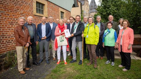 Die Digitalministerin überreicht den Förderbescheid an Holger Schäddel, mit dem Bürgermeister der Stadt Romrod, Hauke Schmehl (3. v.l.), Landrat Manfred Göring (4. v.l.) sowie MdL Michael Ruhl (Mitte). Die Digitalministerin überreicht den Förderbescheid an Holger Schäddel, mit dem Bürgermeister der Stadt Romrod, Hauke Schmehl (3. v.l.), Landrat Manfred Göring (4. v.l.) sowie MdL Michael Ruhl (Mitte).