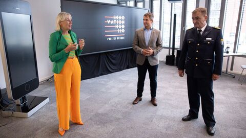 Digitalministerin Prof. Dr. Kristina Sinemus tauscht sich mit dem Präsidenten des Hessischen Polizeipräsidiums für Technik, Frank von der Au (rechts) sowie dem Vize-Präsidenten, Bodo Koch, über den Innovation Hub 110 aus. Digitalministerin Prof. Dr. Kristina Sinemus tauscht sich mit dem Präsidenten des Hessischen Polizeipräsidiums für Technik, Frank von der Au (rechts) sowie dem Vize-Präsidenten, Bodo Koch, über den Innovation Hub 110 aus.