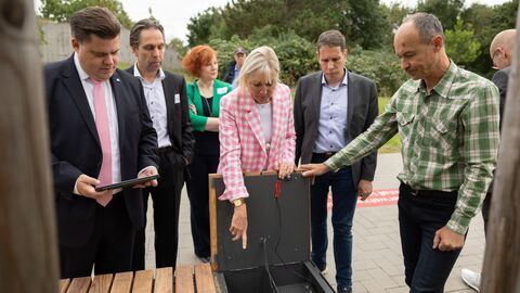 Der erste Stadtrat, Stefan Schmitt, sowie Stadtrat Andreas Fache, zeigen der Digitalministerin die Hydro-Benches (Wassertanks). Der erste Stadtrat, Stefan Schmitt, sowie Stadtrat Andreas Fache, zeigen der Digitalministerin die Hydro-Benches (Wassertanks).