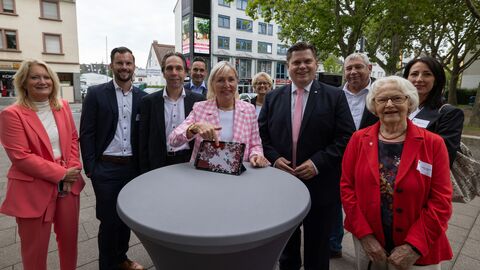 Die Digitalministerin zwischen Stadtrat Andreas Fache sowie dem ersten Stadtrat, Stefan Schmitt. Die Digitalministerin zwischen Stadtrat Andreas Fache sowie dem ersten Stadtrat, Stefan Schmitt.