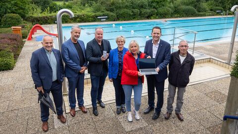 Im Freibad von Battenberg Dodenau funkt ab heute ein neuer WLAN-Hotspot, eine sogenannte „Digitale Dorflinde“. Im Freibad von Battenberg Dodenau funkt ab heute ein neuer WLAN-Hotspot, eine sogenannte „Digitale Dorflinde“.