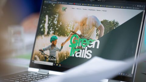 Green Trails auf dem Laptop. Green Trails auf dem Laptop.