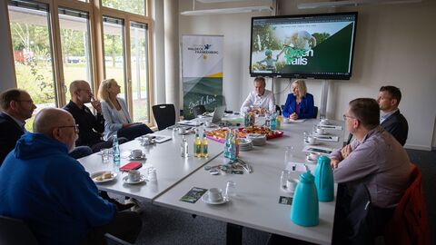 Digitalministerin Prof. Dr. Kristina Sinemus übergibt den Förderbescheid aus „Starke Heimat“ für das „Trail- und Wegenetz mit digitalem Zugang“ an Landrat Jürgen van der Horst und informiert sich über das Projekt. Digitalministerin Prof. Dr. Kristina Sinemus übergibt den Förderbescheid aus „Starke Heimat“ für das „Trail- und Wegenetz mit digitalem Zugang“ an Landrat Jürgen van der Horst und informiert sich über das Projekt.