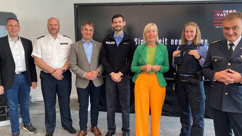 Digitalministerin Sinemus mit MdL Torsten Leveringhaus, Vize-Präsident des Hessischen Polizeipräsidiums für Technik, Bodo Koch, und dem Präsidenten des Hessischen Polizeipräsidiums für Technik, Frank von der Au sowie einer Polizistin und Polizisten des Innovation Hubs 110. Digitalministerin Sinemus mit MdL Torsten Leveringhaus, Vize-Präsident des Hessischen Polizeipräsidiums für Technik, Bodo Koch, und dem Präsidenten des Hessischen Polizeipräsidiums für Technik, Frank von der Au sowie einer Polizistin und Polizisten des Innovation Hubs 110.
