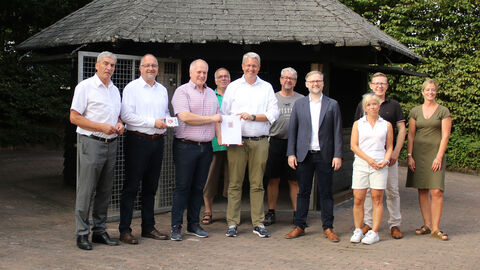 Digitalstaatssekretär Burghardt überreicht Zuwendungsbescheid über 2.421 Euro an den Bürgerverein Hatzbach e.V.