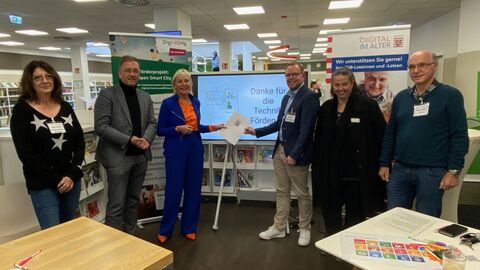 Digitalministerin Sinemus überreicht Technikförderbescheid an Di@-Lotsen-Stützpunkt Wetzlar und informiert sich über digitale Angebote der Stadtbibliothek Digitalministerin Sinemus überreicht Technikförderbescheid an Di@-Lotsen-Stützpunkt Wetzlar und informiert sich über digitale Angebote der Stadtbibliothek