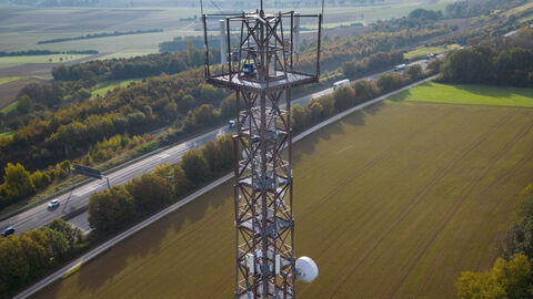 Erster hessischer Mobilfunkmast mit Windturbinen für autarke Stromversorgung eingeweiht