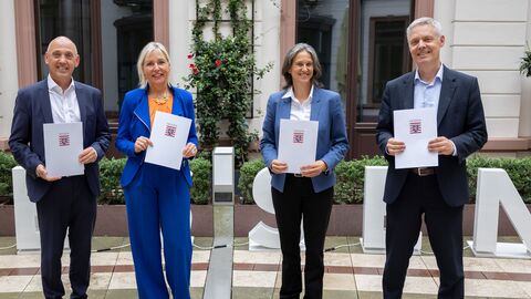 Haben die Absichtserklärung unterzeichnet: Gottfried Milde (WIBank), Digitalministerin Kristina Sinemus, Katharina Herrmann (KfW), Kultus-Staatssekretär Manuel Lösel