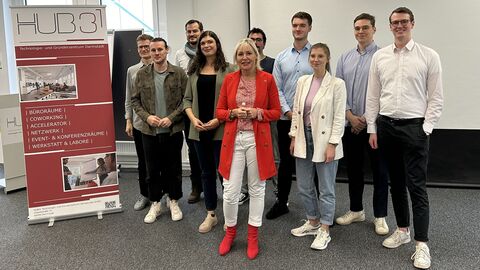 Zur Halbzeit des Programms machte sich die Ministerin im HUB31 ein Bild vom Programmerfolg und der Entwicklung der ausgewählten Firmen. Zur Halbzeit des Programms machte sich die Ministerin im HUB31 ein Bild vom Programmerfolg und der Entwicklung der ausgewählten Firmen.
