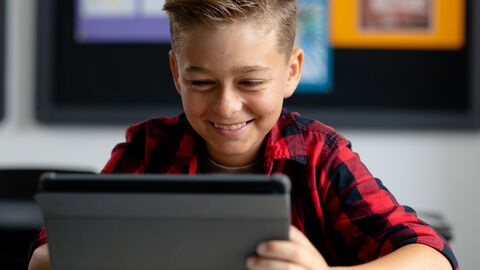 Schulkind mit Tablet