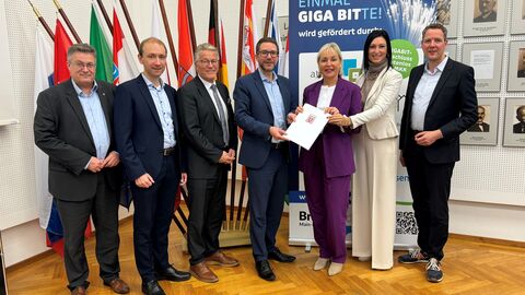 Digitalministerin Sinemus übergibt Bescheid über 7,6 Millionen Euro für Glasfaserausbau im Main-Kinzig-Kreis