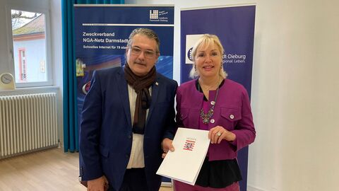 Digitalministerin Prof. Dr. Kristina Sinemus überreicht den Bescheid an Klaus Peter Schellhaas, Landrat des Landkreises Darmstadt-Dieburg und Vorsitzender des Zweckverbandes NGA-Netz Darmstadt-Dieburg