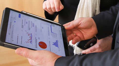 Symbolfoto Blick auf Tablet