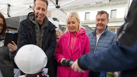 KI-Tour in Hanau Digitalministerin Kristina Sinemus, Oberbürgermeister Claus Kaminsky, Moderator Willi Weitzel mit Roboter Pepper