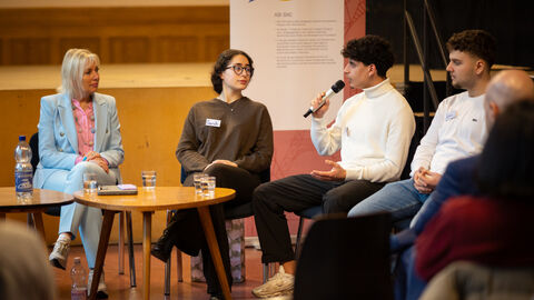 Digitalministerin Prof. Dr. Kristina Sinemus diskutiert im Rahmen des EU-Projekttags mit Jugendlichen der Ziehenschule Frankfurt Digitalministerin Prof. Dr. Kristina Sinemus diskutiert im Rahmen des EU-Projekttags mit Jugendlichen der Ziehenschule Frankfurt