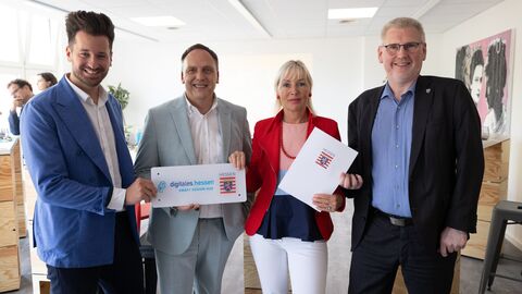 Digitalministerin Sinemus übergibt den Förderbescheid. Digitalministerin Sinemus übergibt den Förderbescheid.