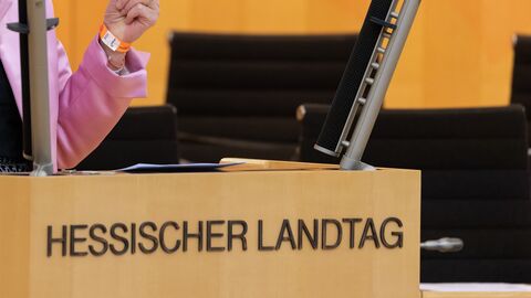 Symbolbild Rednerpult Hessischer Landtag