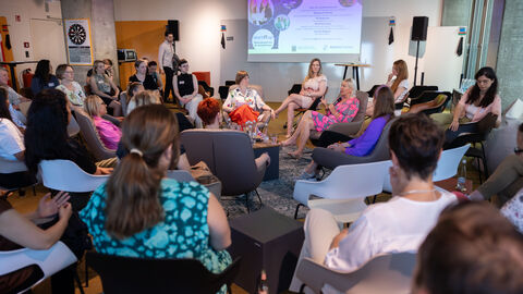 Am 25. Juni trafen sich Gründerinnen und Gründungsinteressierte in Frankfurt a.M. um sich über Herausforderungen und Chancen für Frauen in der IT-Branche auszutauschen, Gründungswege kennenzulernen und sich zu vernetzen.