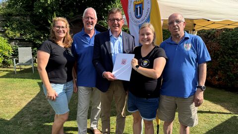 Staatssekretär Stefan Sauer überreicht Club Schwarze Elf Rüsselsheim 5.777 Euro aus Förderprogramm „Ehrenamt digitalisiert!“