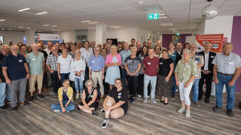 Regionaltreffen Di@Lotsen Digitalministerin Sinemus inmitten einer großen Gruppe Menschen zum Gruppenfoto aufgestellt.