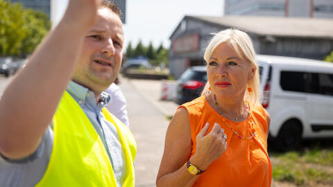 Digitalministerin Sinemus besucht im Rahmen ihrer Sommerreise den Digital Park Fechenheim. Digitalministerin Sinemus besucht im Rahmen ihrer Sommerreise den Digital Park Fechenheim.