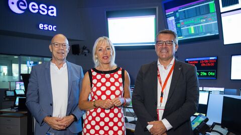 Digitalministerin Prof. Dr. Kristina Sinemus zu Besuch bei der Esa Digitalministerin Sinemus steht gemeinsam mit zwei Männern in einer Art Kontrollraum der esa. Dort sind einige Bildschirme angebracht, die verschiedenste Dinge zeigen.