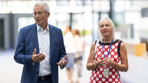 Besuch Faport Dr. Stefan Schulte, CEO der Fraport AG, steht neben Digitalministerin Sinemus und spricht.