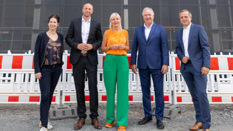 Vlnr: Patricia Borna, Unternehmenskommunikation IHK Frankfurt am Main; Volker Ludwig, Managing Director DACH Digital Realty; Digitalministerin Prof. Dr. Kristina Sinemus; Ulrich Caspar, Präsident IHK Frankfurt am Main; Dr Thomad King, CTO bei DE-CIX Vlnr: Patricia Borna, Unternehmenskommunikation IHK Frankfurt am Main; Volker Ludwig, Managing Director DACH Digital Realty; Digitalministerin Prof. Dr. Kristina Sinemus; Ulrich Caspar, Präsident IHK Frankfurt am Main; Dr Thomad King, CTO bei DE-CIX