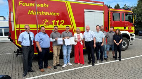 Digitalministerin Sinemus überreicht Freiwilliger Feuerwehr Mainflingen 1903 e.V. 9.503 Euro aus Förderprogramm „Ehrenamt digitalisiert!“ Digitalministerin Sinemus überreicht Freiwilliger Feuerwehr Mainflingen 1903 e.V. 9.503 Euro aus Förderprogramm „Ehrenamt digitalisiert!“