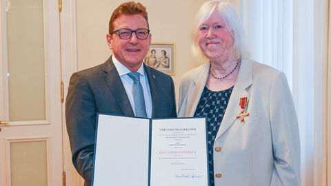 Digitalstaatssekretär Sauer überreicht Verdienstkreuz am Bande an Darmstädterin Marlies Ockenfeld