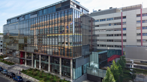 Außenansicht der Wiesbadener Zentrale aus erhöhter Perspektive