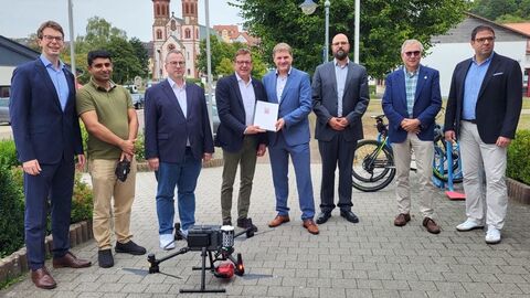 Staatssekretär Sauber bei der Bescheidübergabe.