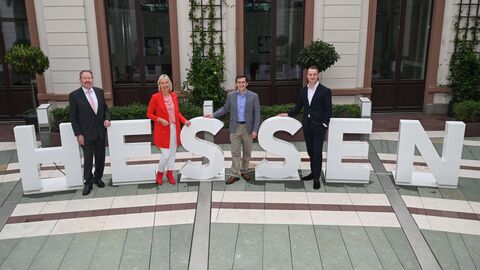 Zu einem gemeinsamen Gespräch in der Hessischen Staatskanzlei trafen sich Digitalministerin Prof. Dr. Kristina Sinemus, der Chef der Staatskanzlei, Benedikt Kuhn, sowie die beiden Vice Presidenten von Amazon Web Services, Kevin Miller und Max Peterson.