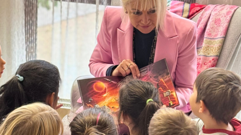 Digitalministerin Sinemus liest Kindern der Kita Sonnenschein in Eppertshausen vor. Digitalministerin Sinemus liest Kindern der Kita Sonnenschein in Eppertshausen vor.