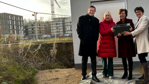 Beschleunigung des Glasfaserausbaus mit ENTEGA in Darmstadt Digitalministerin Prof. Dr. Kristina Sinemus hat heute mit Dr. Marie-Luise Wolff, Vorsitzende des Vorstandes von ENTEGA und dem Geschäftsführer der Tochtergesellschaft Medianet, Christoph Busch im Beisein von Sybille Wegerich, Vorstand der bauverein AG, eine weitere Einzelvereinbarung zum Ausbau unterzeichnet.