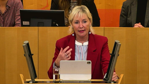 DIgitalministerin Kristina Sinemus am Rednerpult im Hessischen Landtag zum Thema Digitalhaushalt