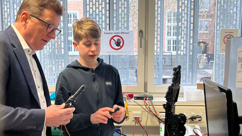 Staatssekretär Sauer mit Schüler Tom Bernhardt