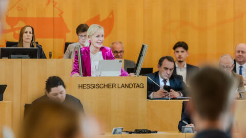 Digitalministerin Sinemus redet im Hessischen Landtag