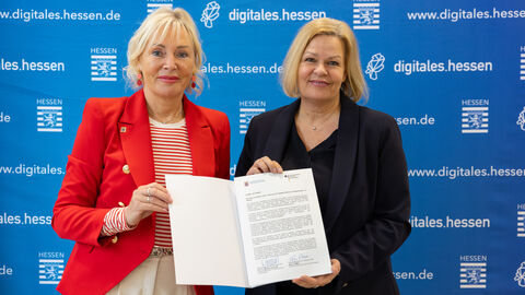 Ministerin Sinemus, Bundesinnenministerin Faeser mit der unterzeichneten Absichtserklärung