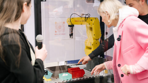 KI-Tour Offenbach, Roboter zum Werkzeugsortieren Gewerblich Technische Schule Offenbach
