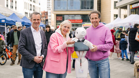 KI-Tour Offenbach, Pepper DRK Fulda mit OB Schwencke, Ministerin Sinemus, Willi Weitzel