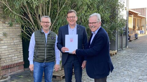 Staatssekretär Stefan Sauer hat heute den Förderbescheid des Landes an Bürgermeister Dr. Bernd Blisch überreicht.