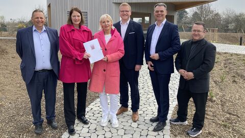 (v.l.n.r) Stadtrat Andreas Bernhardt, Bürgermeisterin Antje Runge, Digitalministerin Sinemus, MdL Sebastian Sommer, Dr. Thomas Stöhr, Geschäftsführer Gigabitregion, Thomas Rosner CCO Gigabitregion