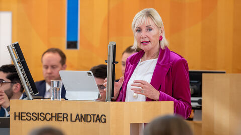 Digitalministerin Sinemus hält eine Rede im Landtag.