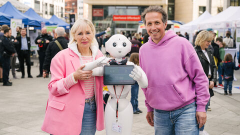Ministerin Sinemus und Willi Weitzel mit Roboter Pepper Ministerin Sinemus und Willi Weitzel mit Roboter Pepper