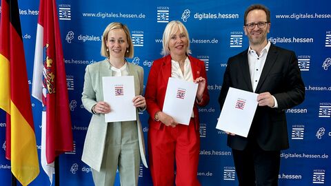 v.l.n.r.: Prof. Dr. Louisa Specht-Riemenschneider, Bundesbeauftragte für den Datenschutz und die Informationsfreiheit (BfDI), Hessens Digitalministerin Prof. Dr. Kristina Sinemus und Klaus Müller, Präsident der Bundesnetzagentur (BNetzA)
