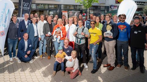 Gruppenbild der Ausstellerinnen und Aussteller der KI-Tour gemeinsam mit Digitalministerin Kristina Sinemus und Moderator Willi Weitzel