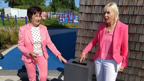 Digitalministerin Prof. Kristina Sinemus und Bürgermeisterin Barbara Schader stehen neben einer Climate Box und halten eine Rede