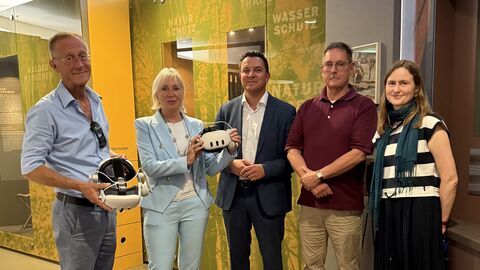 Digitalministerin Prof. Dr. Kristina Sinemus hat sich heute gemeinsam mit Bürgermeister Christian Vogt über die erfolgreiche Umsetzung des Projektes in Hofheim informiert.